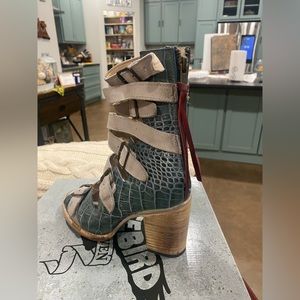 FREEBIRD by Steven Bond Turquoise Croco Size 8